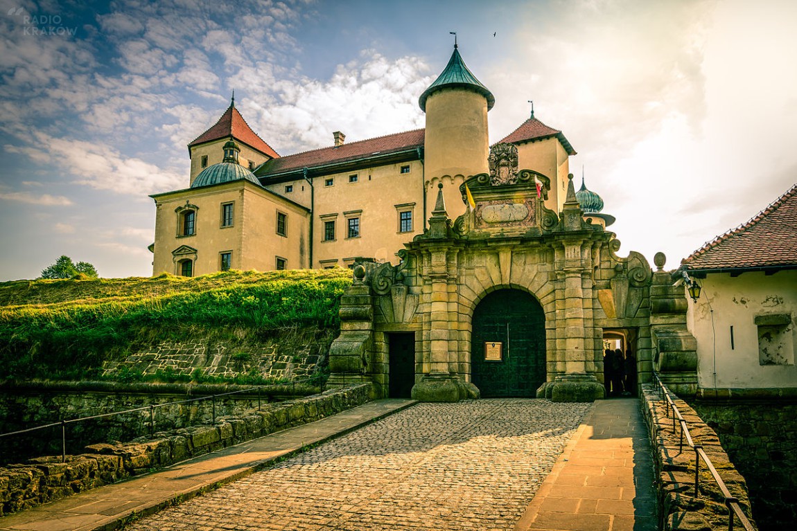 Turysta Zwiedzał Zamek Stojący Na Wzgórzu Jest ostateczny wyrok w sprawie zamku w Nowym Wiśniczu