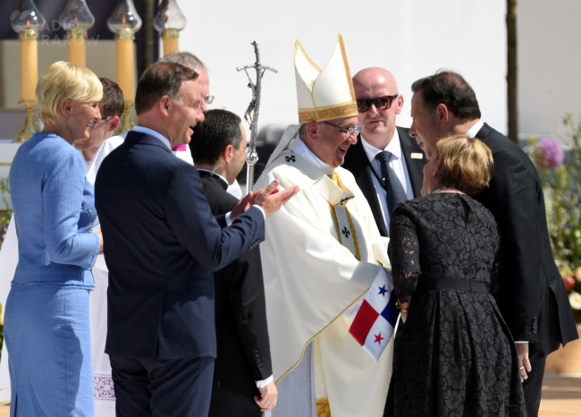 fot:Papież Franciszek, prezydent Panamy Juan Carlos Varela Rodriguez  z żoną Loreną Castillo  oraz prezydent Andrzej Duda  z małzonką Agatą Kornhauser-Dudą , PAP/Jacek Turczyk 