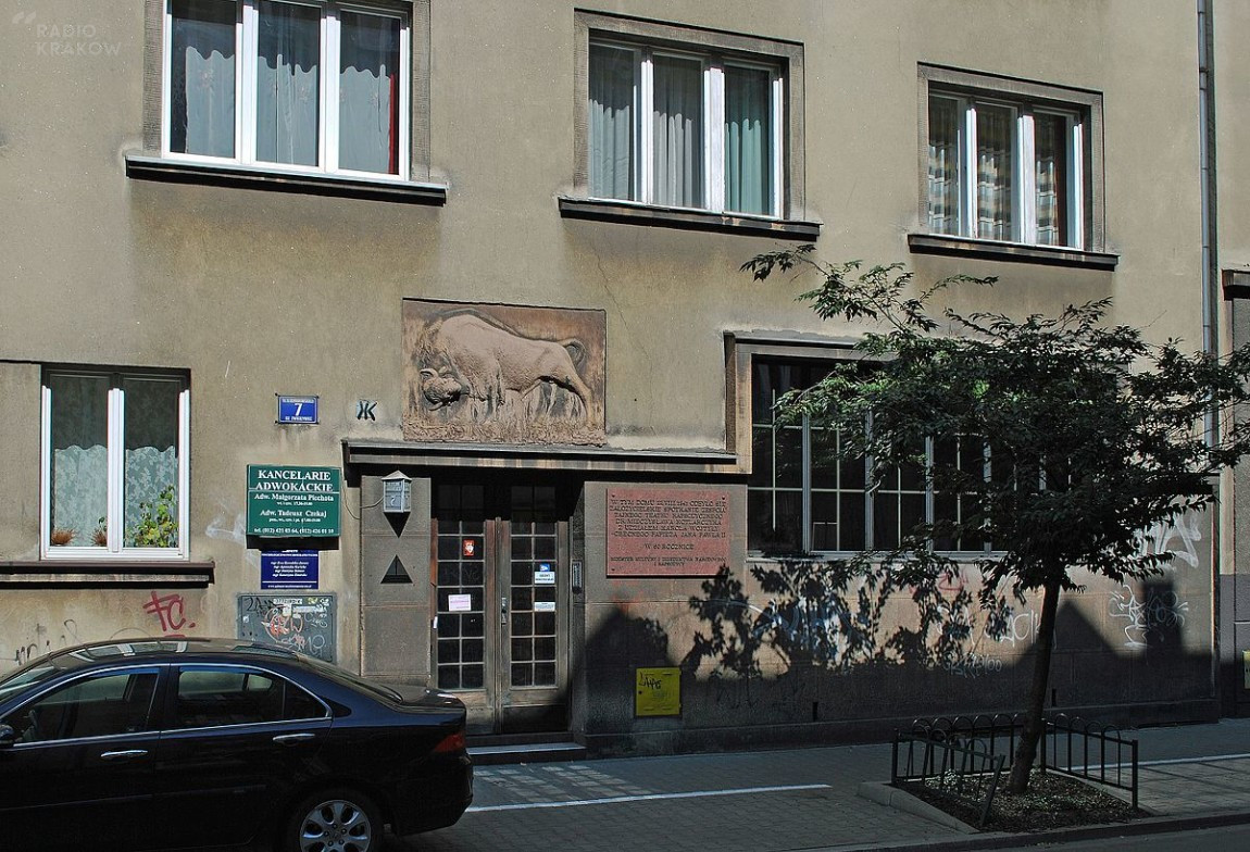 [[File:Tenement house, 1936 designed by Bogdan Laszczka, 7 Komorowskiego street, Krakow, Poland.jpg|Tenement house, 1936 designed by Bogdan Laszczka, 7 Komorowskiego street, Krakow, Poland]]