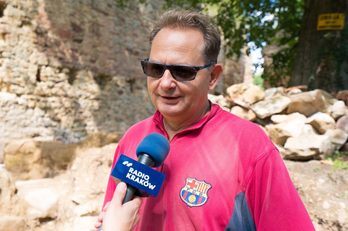 Na zdjęciu archeolog Wojciech Głowa
