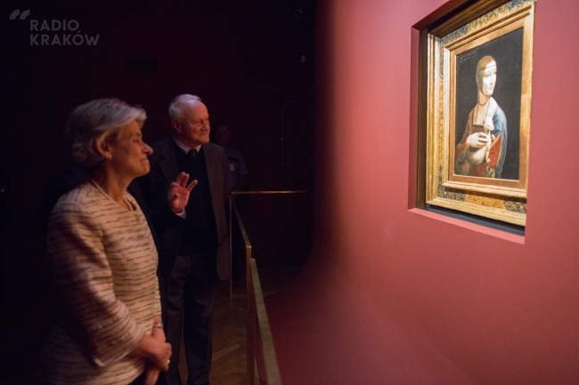 Dyrektor generalna UNESCO Irina Bokova (L) ogląda 