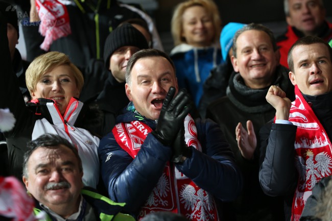 Zakopane, 24.01.2016. Prezydent Andrzej Duda z żoną Agatą Kornhauser-Dudą oraz minister sportu i turystyki Witold Bańka obserwują zmagania skoczków podczas indywidualnego konkursu Pucharu Świata w skokach narciarskich na Wielkiej Krokwi w Zakopanem,PAP
