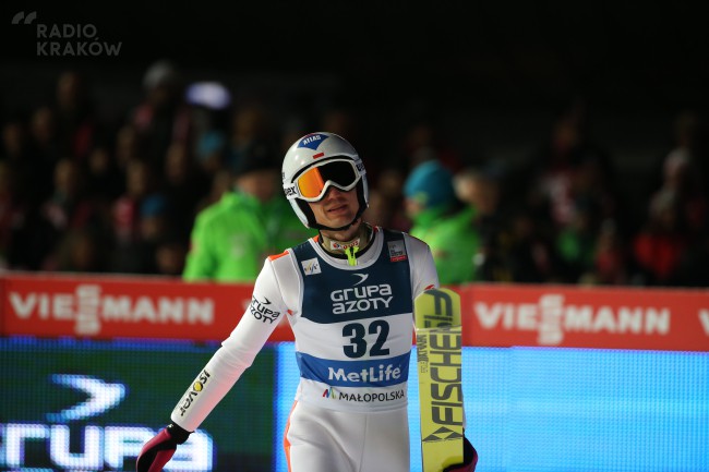 Zakopane, 24.01.2016. Kamil Stoch po skoku w drugiej serii indywidualnego konkursu Pucharu Świata w skokach narciarskich na Wielkiej Krokwi . Stoch zajął 8. miejsce w zawodach. PAP/Grzegorz Momot