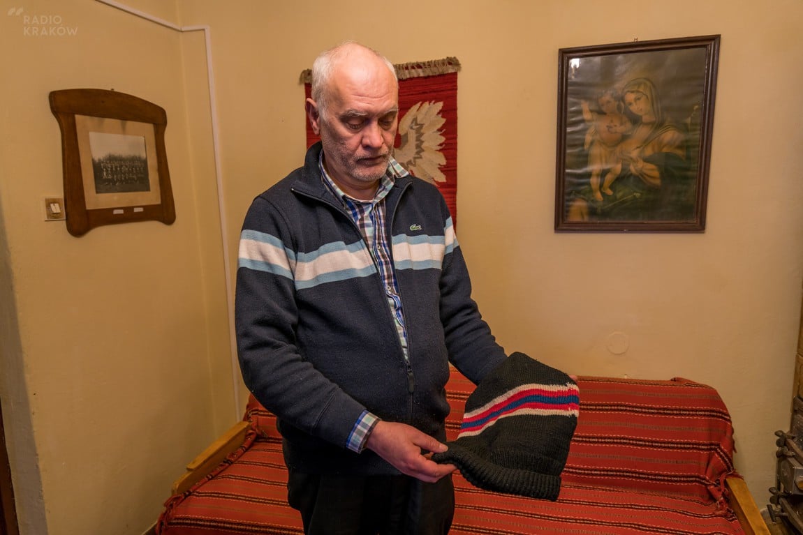 Andrzej Długosz z nowym nabytkiem Muzeum Regionalnego w Starym Sącz - czapką narciarską ks. prof. Józefa Tischnera