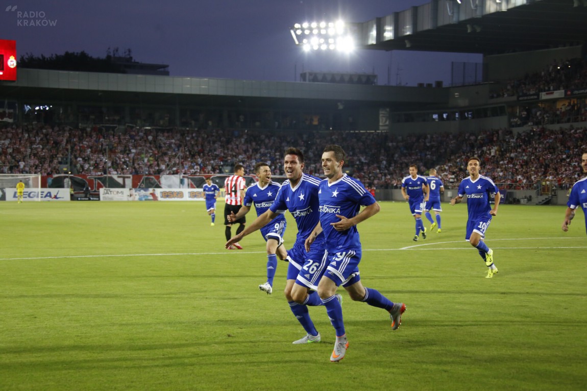 0-1 - gol dla  Wisły. tak cieszył się w 2 minucie Mączyński