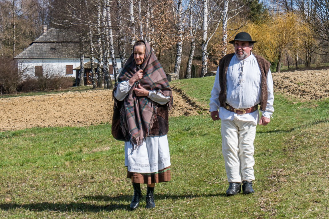 Na zdjęciu odtwórcy rodziców o. Papczyńskiego - Anna Michalik i Ludwik Cabała. Fot. Damian Radziak