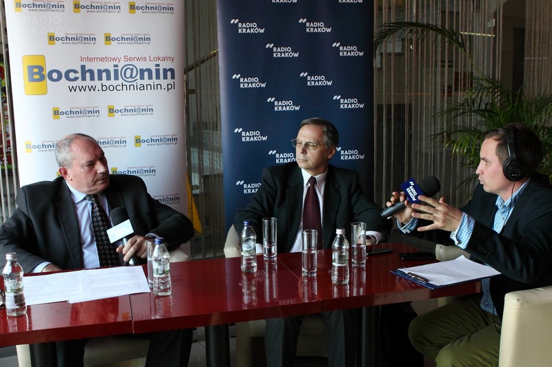 Od lewej: Stefan Kolawiński, Jan Balicki - kandydaci na burmistrza Bochni i Bartek Maziarz, reporter RK. Fot. Tomasz Stodolny