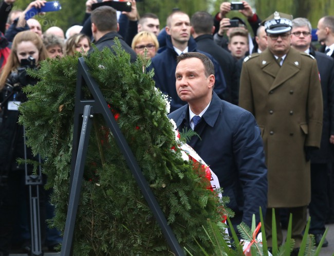  Prezydent Andrzej Duda złożył wieniec przed pomnikiem ofiar na Cmentarzu Wojskowym na warszawskich Powązkach fot: PAP/Tomasz Gzell