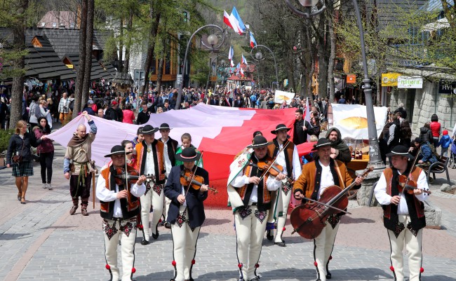 Uroczystości związane z 225 rocznicą uchwalenia Konstytucji 3 Maja odbyły się, 3 bm. w Zakopanem. W przemarszu Krupówkami, poza góralami, pocztami sztandarowymi i góralską kapelą, wzięli udział niosący olbrzymią biało-czerwoną flagę członkowie Obozu Narod