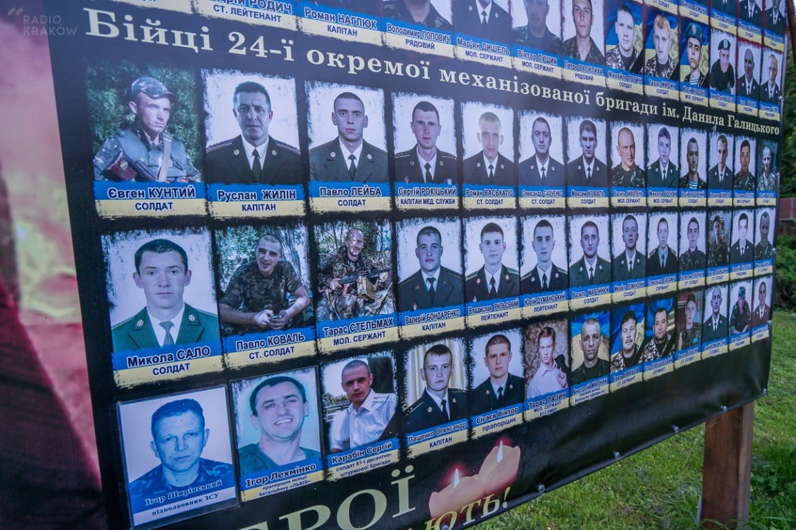 Pomnik ze zdjęciami poległymi Ukraińcami. Fot. Damian Radziak
