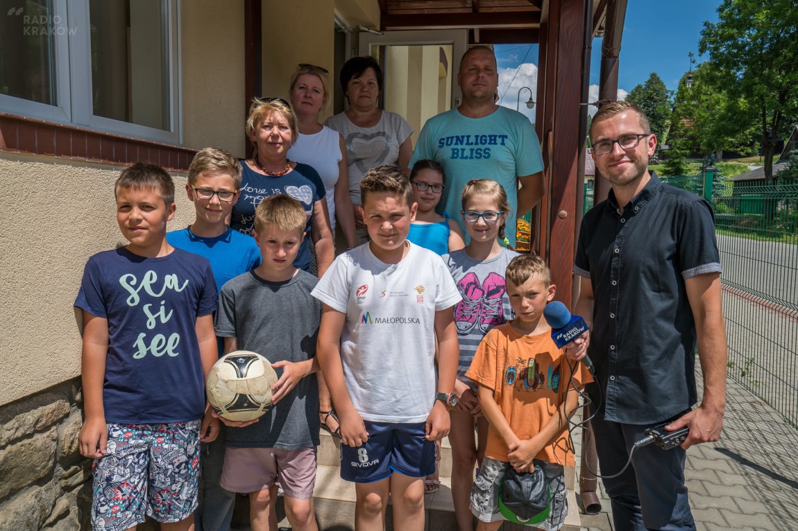 Na zdjęciu uczniowie i nauczyciele ze szkoły w Miliku. Fot. Damian Radziak