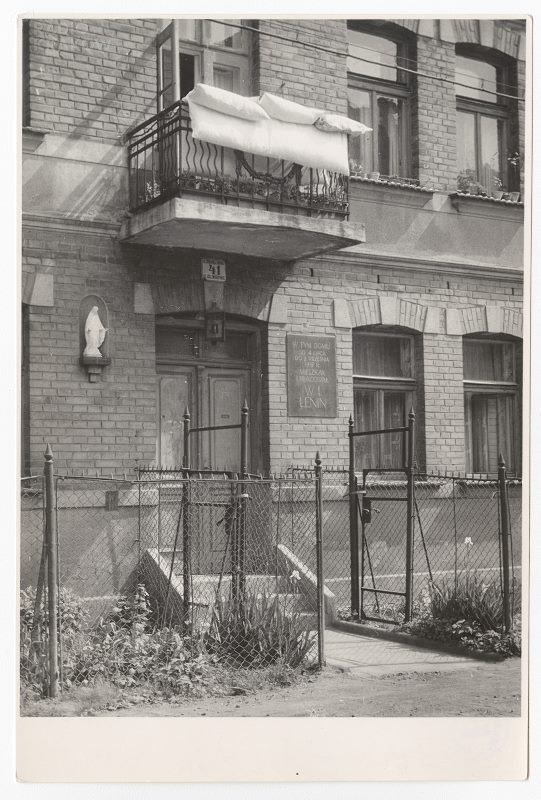 Henryk Hermanowicz, Dom przy ul. Królowej Jadwigi 41 z widoczną tablicą o pobycie Lenina, fot. ok. 1955 r. (ze zbiorów MHMK Dom Zwierzyniecki)