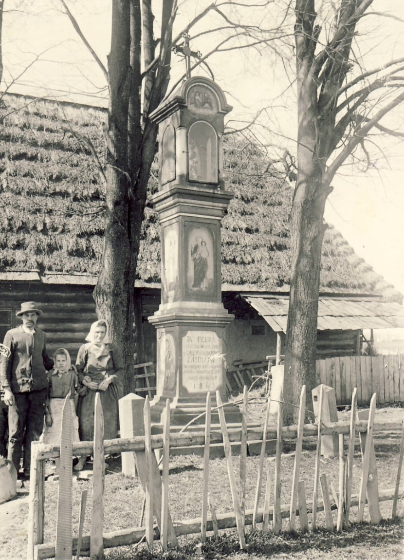 2. Kapliczka przed domem, postawiona w 1863 r., Białobrzegi, od 1926 r. dzielnica Krosna, woj. podkarpackie, fot. ze zbiorów Muzeum Etnograficznego w Krakowie