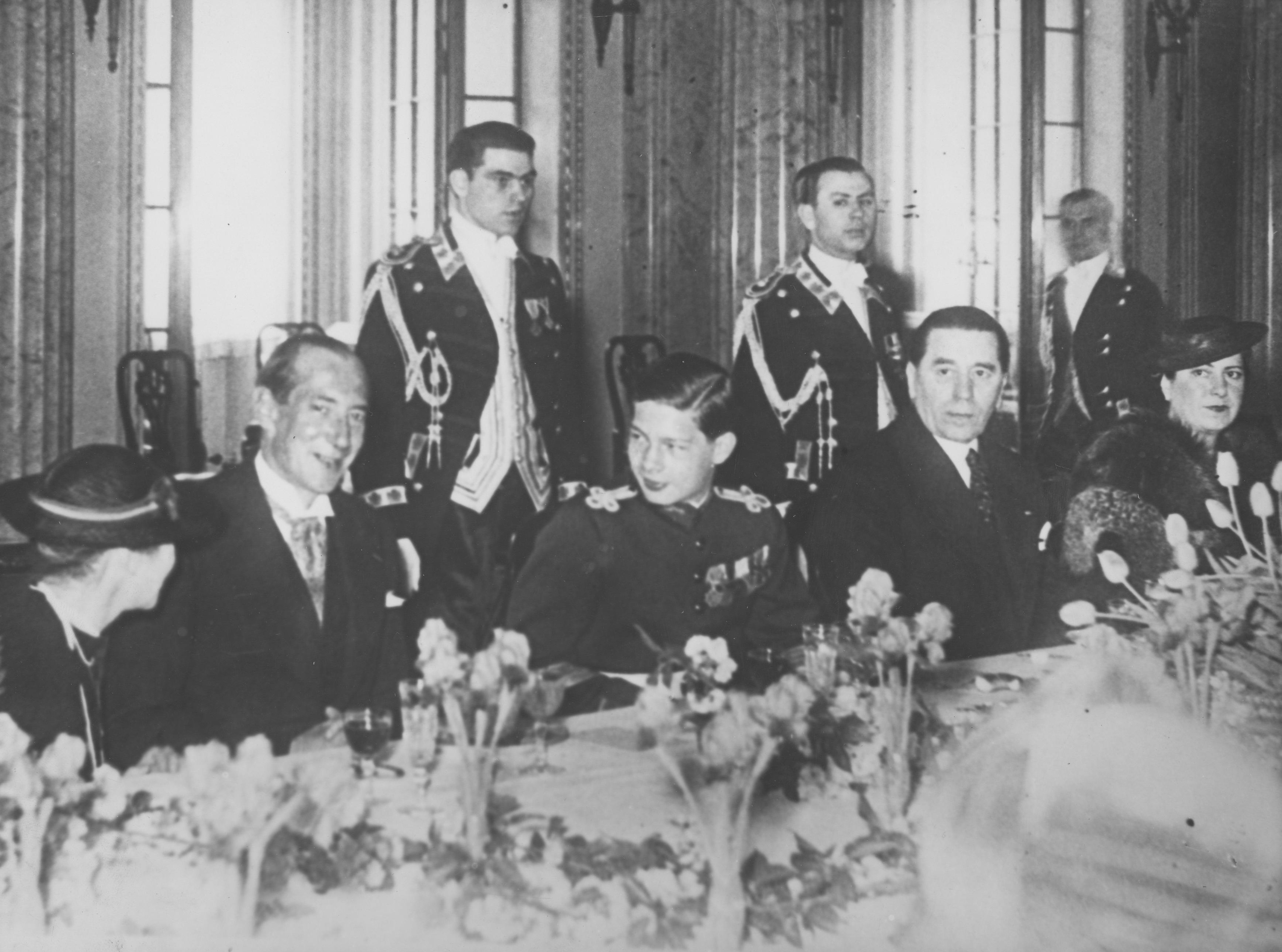 Minister spraw zagranicznych Polski Józef Beck na śniadaniu w pałacu królewskim. Obok widoczni: rumuński następca tronu książę Michał i minister spraw zagranicznych Rumunii Victor Antonescu. 1937 r. Foto. NAC