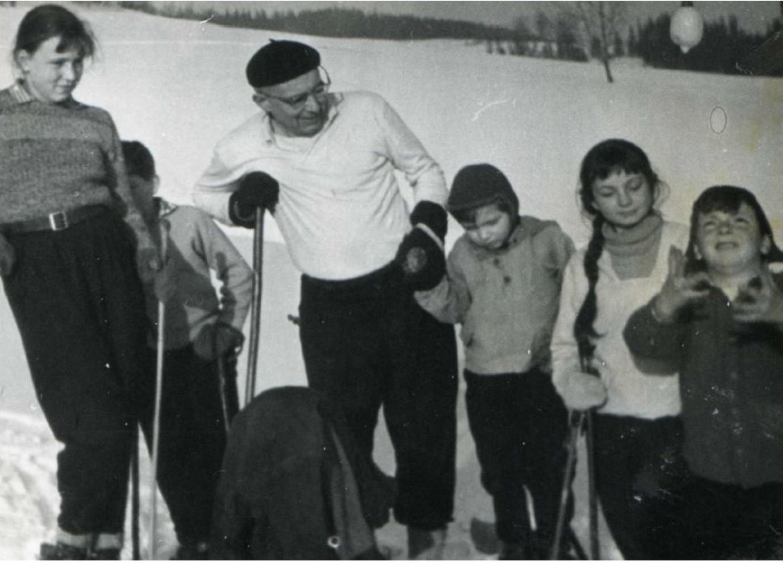 Stanisław Kownacki z dziećmi na nartach. Fot. Archiwum Rodziny Kownackich