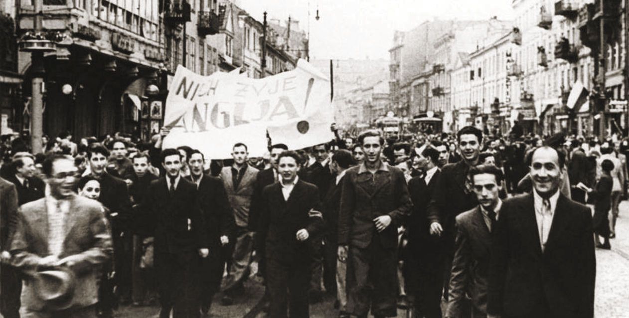Manifestacja pod ambasadą brytyjską w Warszawie po informacji o wypowiedzeniu wojny Niemcom przez Wielką Brytanię, 3 września 1939. Fot. wikipedia