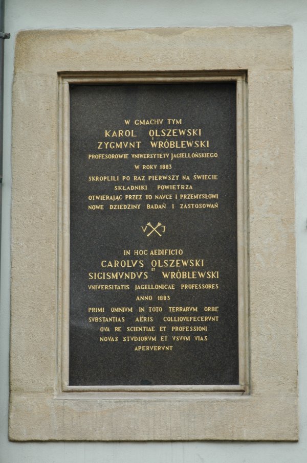 Tablica pamiątkowa Olszewskiego i Wróblewskiego na gmachu Collegium Kołłątaja przy ul. św. Anny w Krakowie