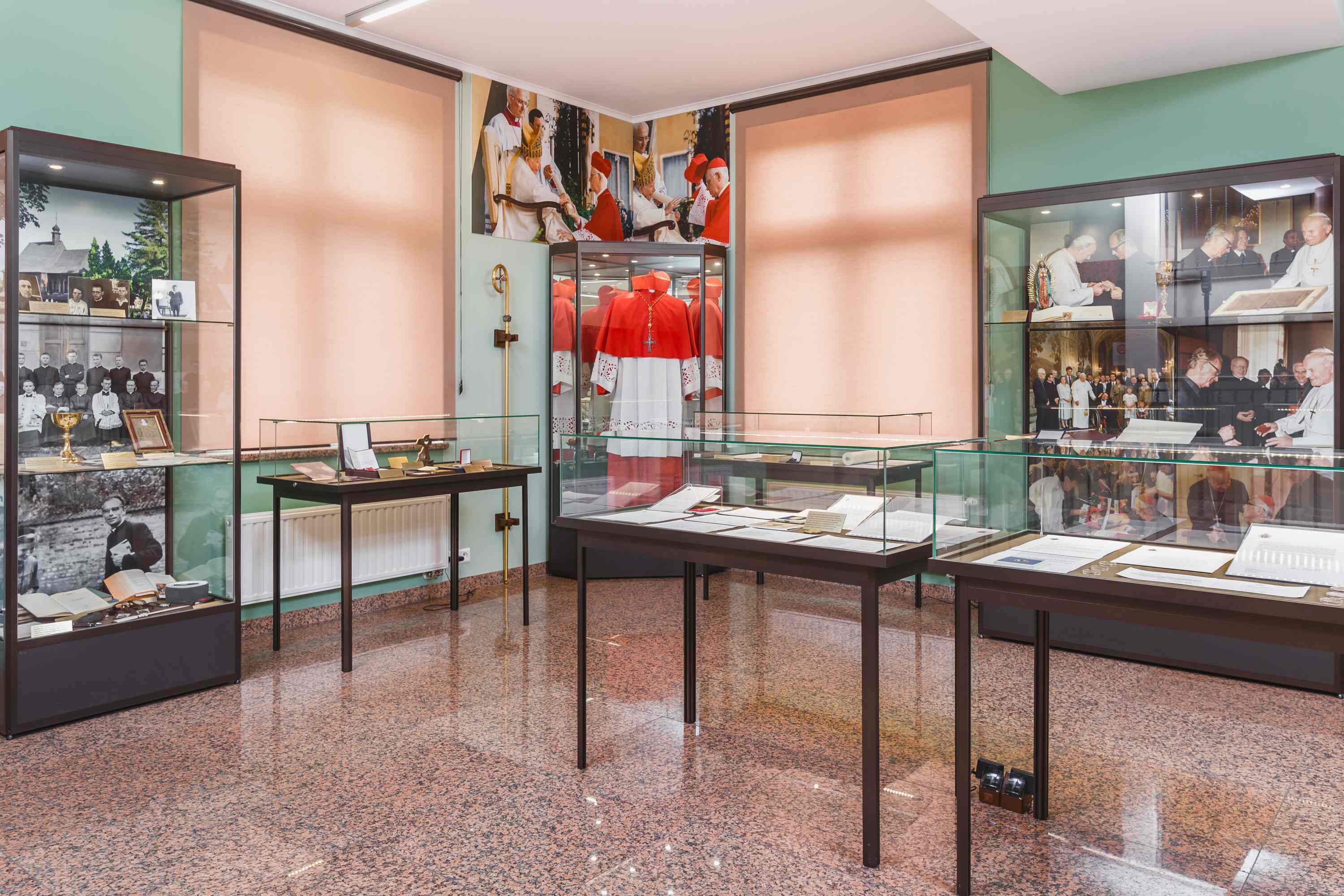 Pamiątkowa ekspozycja poświecona osobie księdza kardynała w 