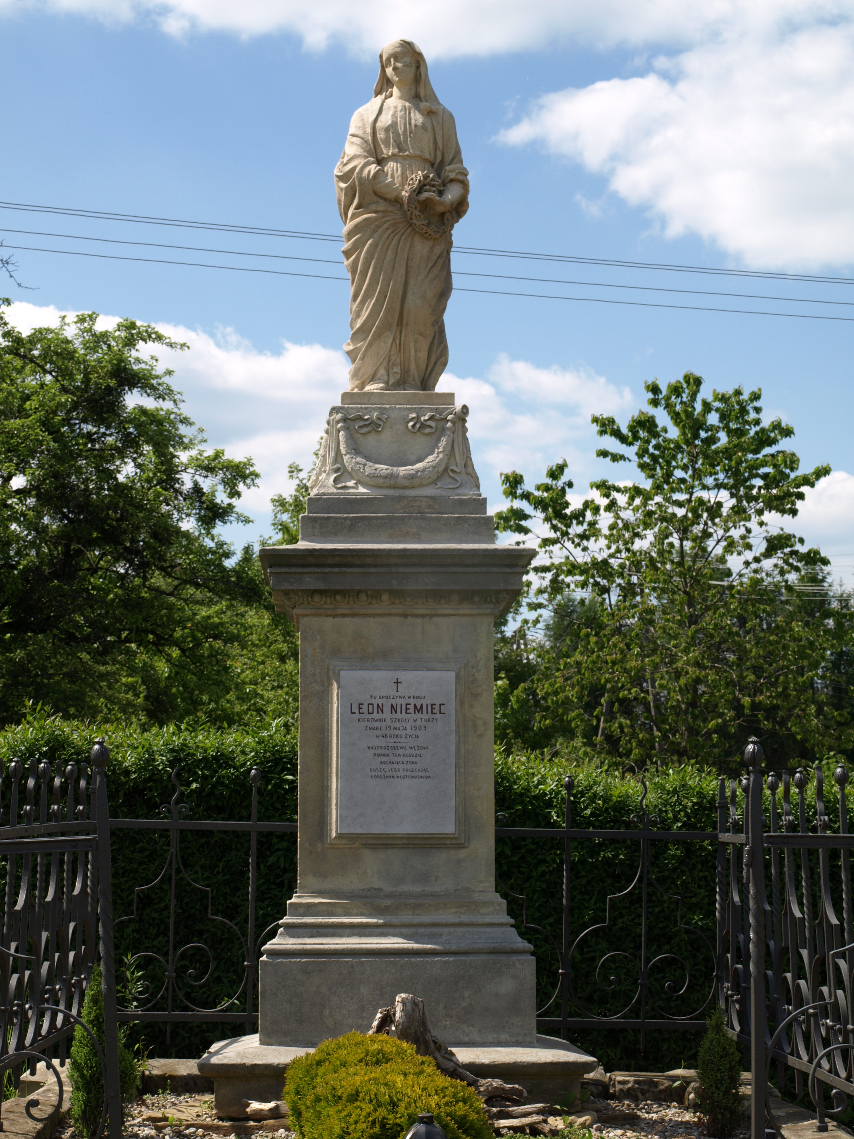 Stary cmentarz w Turzy ( fot. Andrzej Piecuch/Wikipedia)