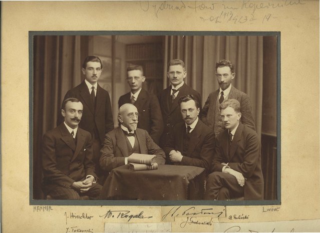 Julian Tokarski siedzi pierwszy z lewej. Obok niego prof. Rudolf Zuber ( fot. Wikipedia)