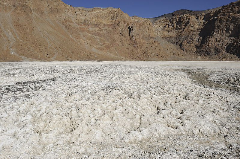 Natron w kraterze Emi Koussi w Czadzie ( fot. Stefan Thungen/Wikipedia)