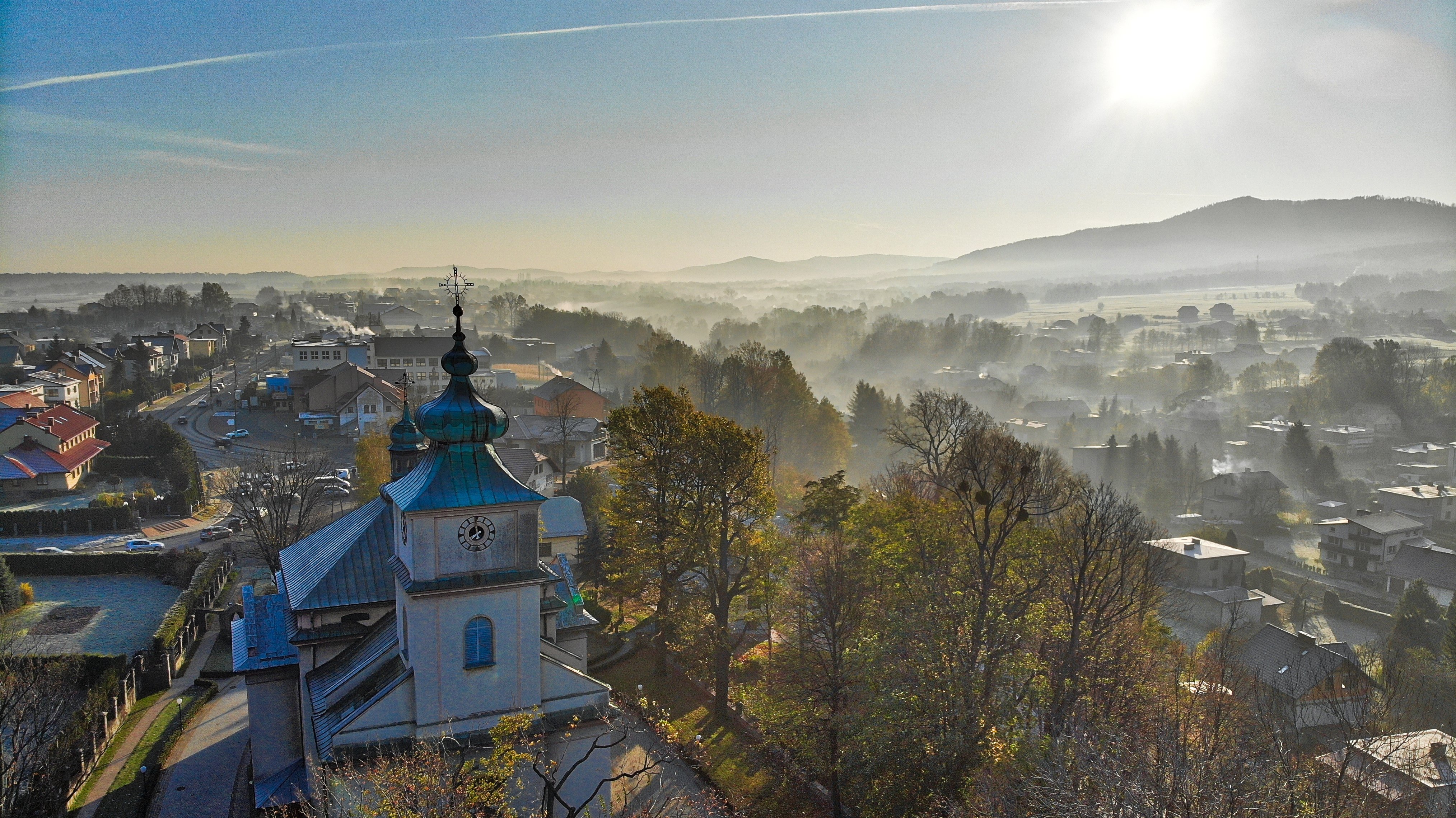 Panorama Czańca i okolic. Na pierwszym planie wieża kościoła parafialnego pw. św. Bartłomieja. Fot. Piotr Honkisz