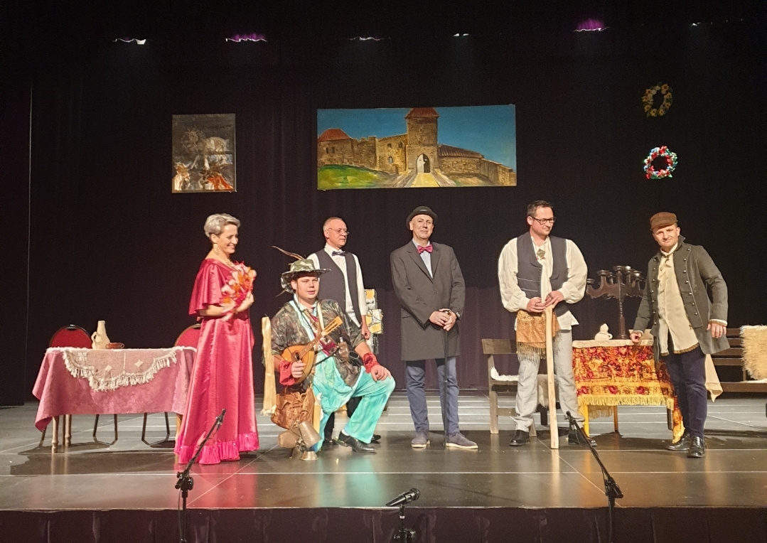 od lewej; Katarzyna Matoga - Podstolina Paweł Stoch - Papkin Arkadiusz Koliński - Dyndalski Adam Ruta - Rejent Piotr Skóra - Cześnik  Paweł Piwowarczyk - Wacław  (fot. Danuta Kasprzyk) 