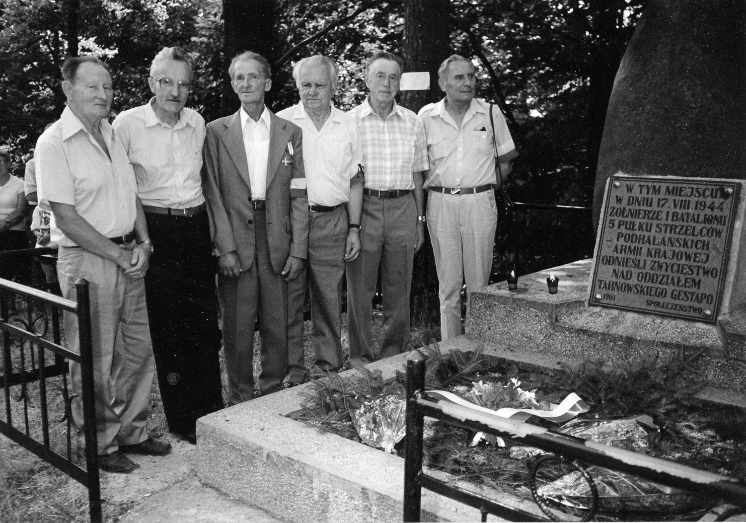 Przy Pomniku na Gilowej Górze. Stoją od lewej: Mieczysław Pakoński, Zenon Adamczewski, Edward Kośmidek, Tadeusz Ślawski, Józef Dubiel, Aleksander Rakoczy. Swoszowa 1996 r. ( fot. ze zbiorów rodzinnych)