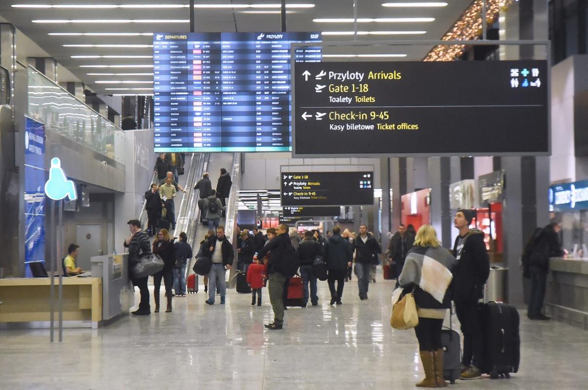 Do Zamknięcia Bramki Na Lotnisku Pozostało 15 Sekund Bramki do samodzielnej odprawy pasażerów na lotnisku Kraków Airport