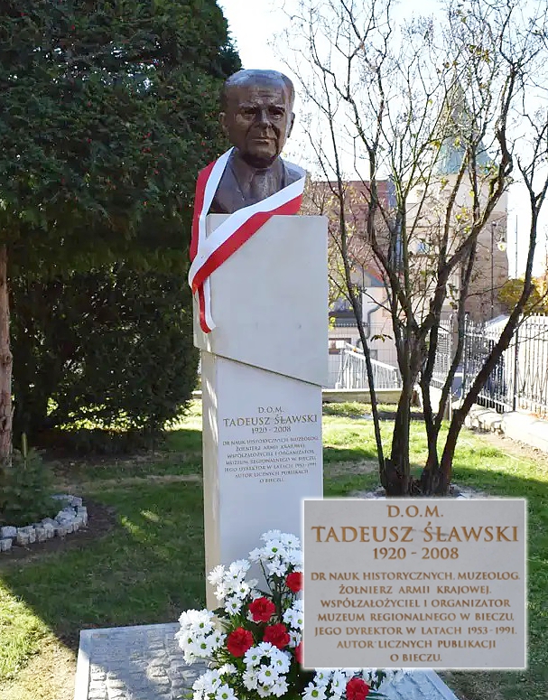 Pomnik Tadeusza Ślawskiego odsłonięty 9.10.21 r. na terenie Muzeum Ziemi Bieckiej ( fot. zbiorów Muzeum)
