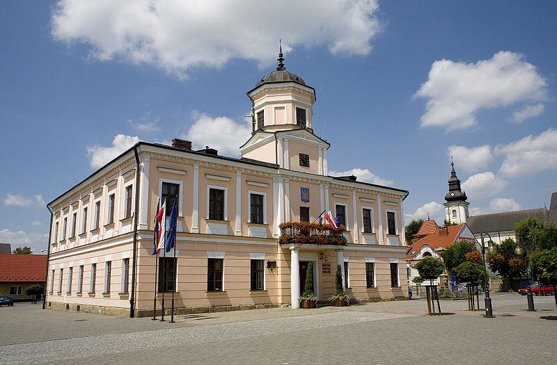 Ratusz w Tuchowie (fot. Paweł Klasa/Wikipedia)