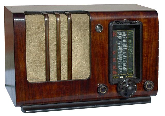 Radioodbiornik z 1938 r. ( fot.Wojciech Pysz/Wikipedia)