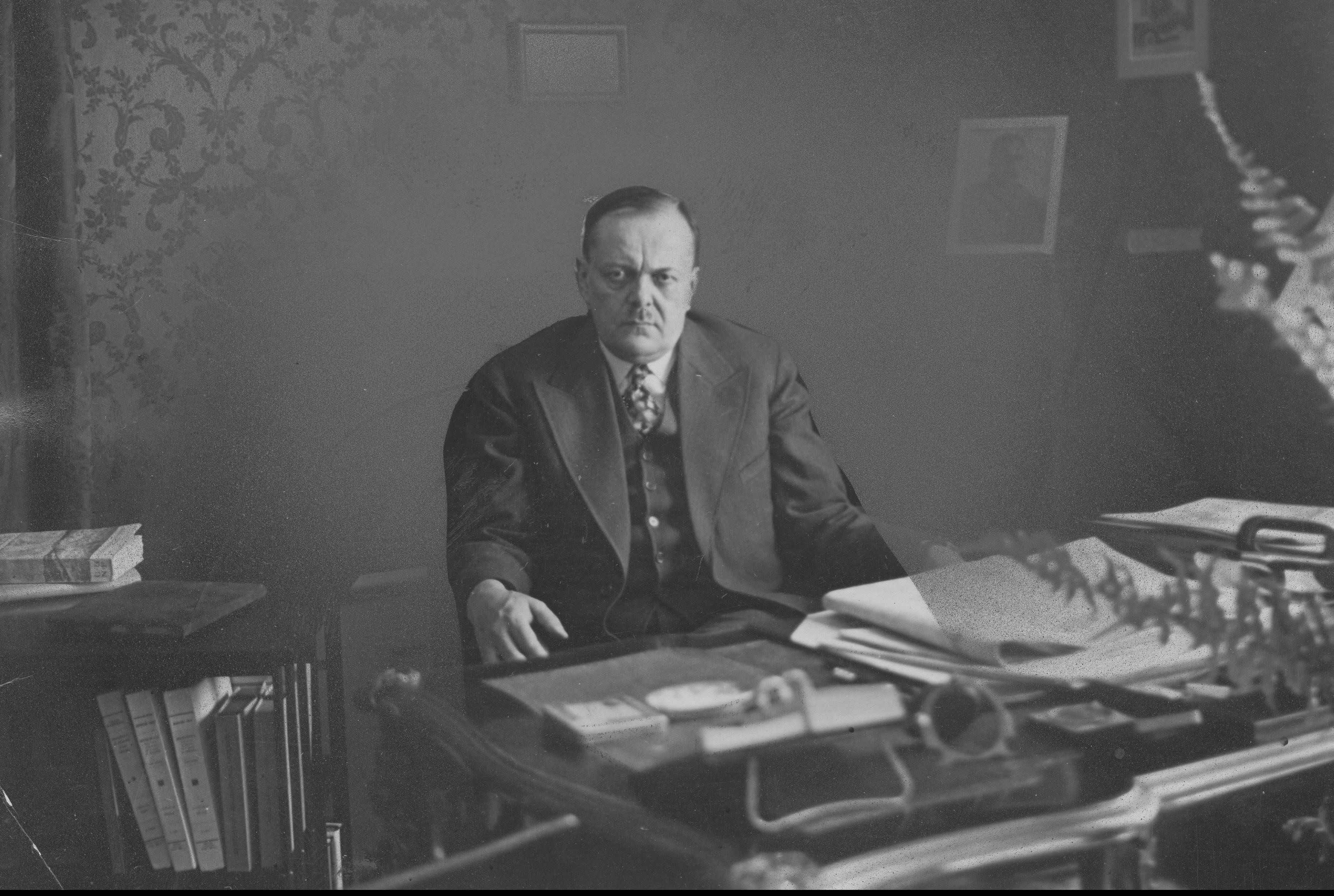 Michał Sokolnicki - poseł nadzwyczajny i minister pełnomocny Polski w Danii, za biurkiem w swoim gabinecie . Fot. NAC