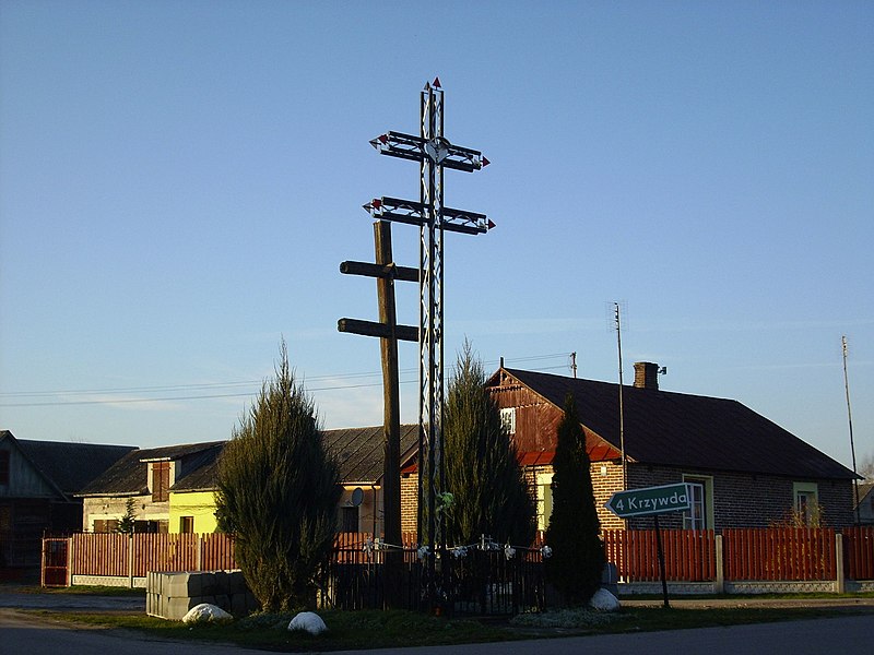 Burzec, krzyże choleryczne tak zwane karawaki ( fot. Grzegorz W.Tężycki/Wikipedia)