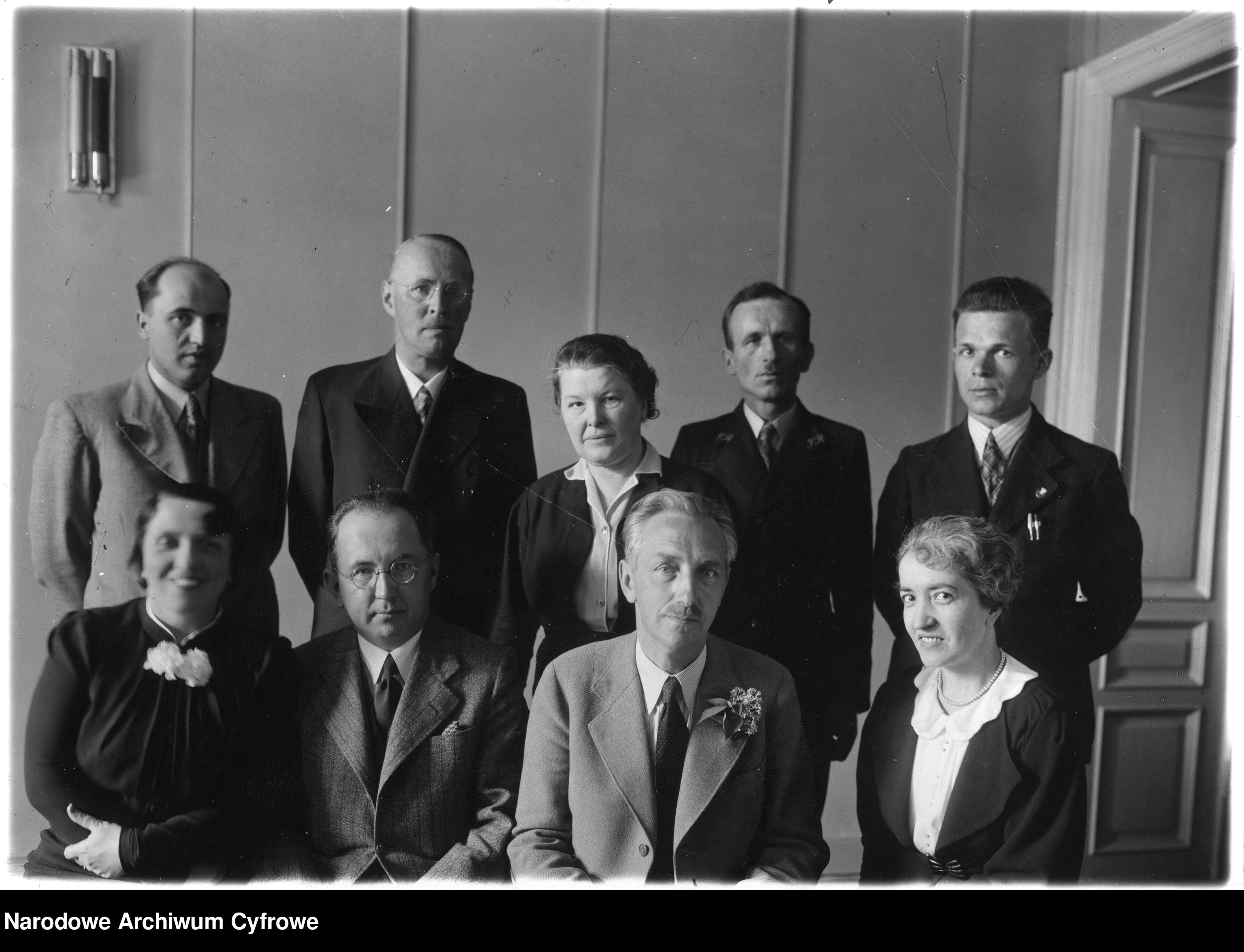 Fotografia grupowa pracowników. Widoczny m.in. dyrektor rozgłośni Bronisław Winiarz (siedzi 2. z prawej).  Fot. Narodowe Archiwum Cyfrowe