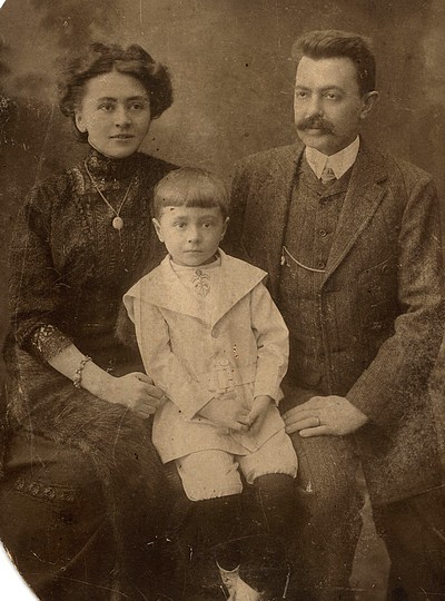 Z rodzicami, Romanem i Reginą z Rogozińskich, Konstantynówka, 1911 (fot. Mr.Taraszyc (Tarshits) from Ekaterinoslav (now Dnipro) /Wikipedia) 