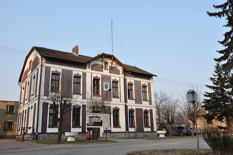 Budynek dawnej Gminy z 1910 r. ( fot. Beemwej/Wikipedia)