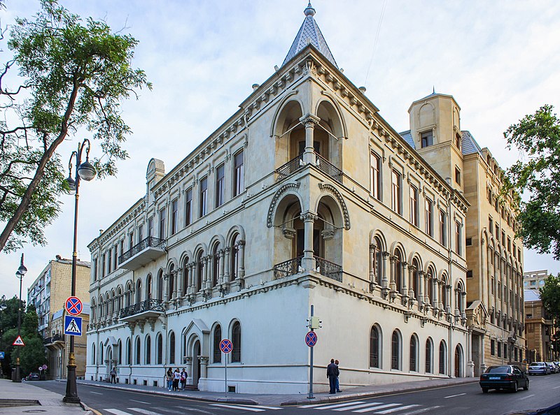 Biurowiec Rotszyldów (1897 – 1899) przy ulicy Perskiej (dziś Muchtarowa 13, od czasu ZSRR Prokuratura Azerbejdżanu)  fot. Sefer azari/Wikipedia