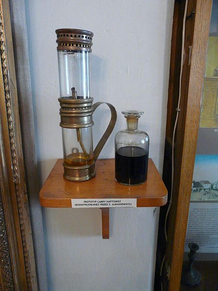 Model zbliżony do niezachowanego prototypu lampy Łukasiewicza. W oryginale zbiornik i kominek nie były ze szkła, a odpowiednio: z blachy oraz miki. Muzeum Regionalne PTTK w Gorlicach  (fot. myself/Wikipedia)