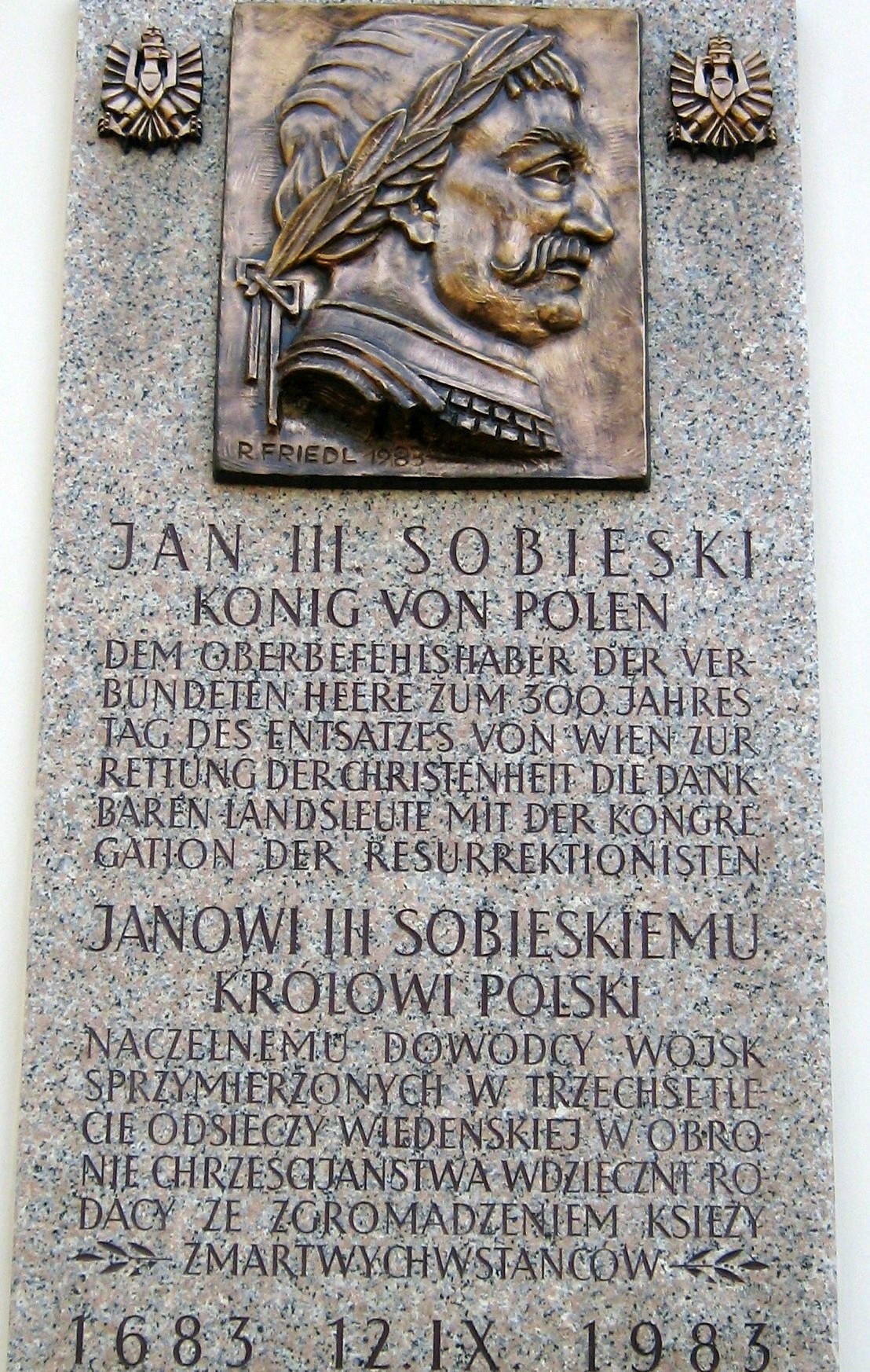 Tablica pamiątkowa na ścianie kościoła pw. św. Józefa poświęcona królowi Janowi III Sobieskiemu (fot. A. Piecuch)