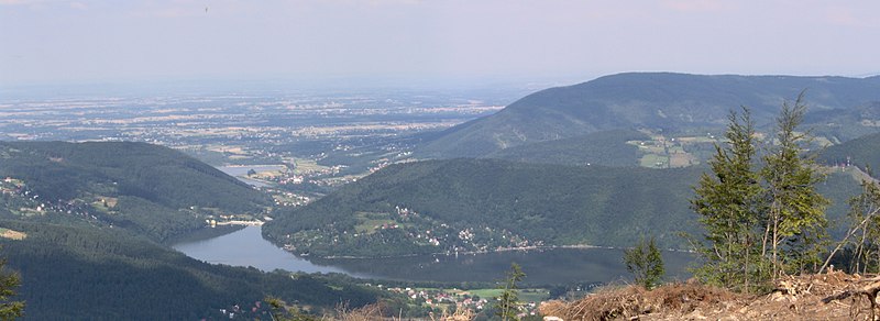 Widok na jezioro Międzybrodzkie z góry Czupel.  (fot. Li Hor/Wikipedia)