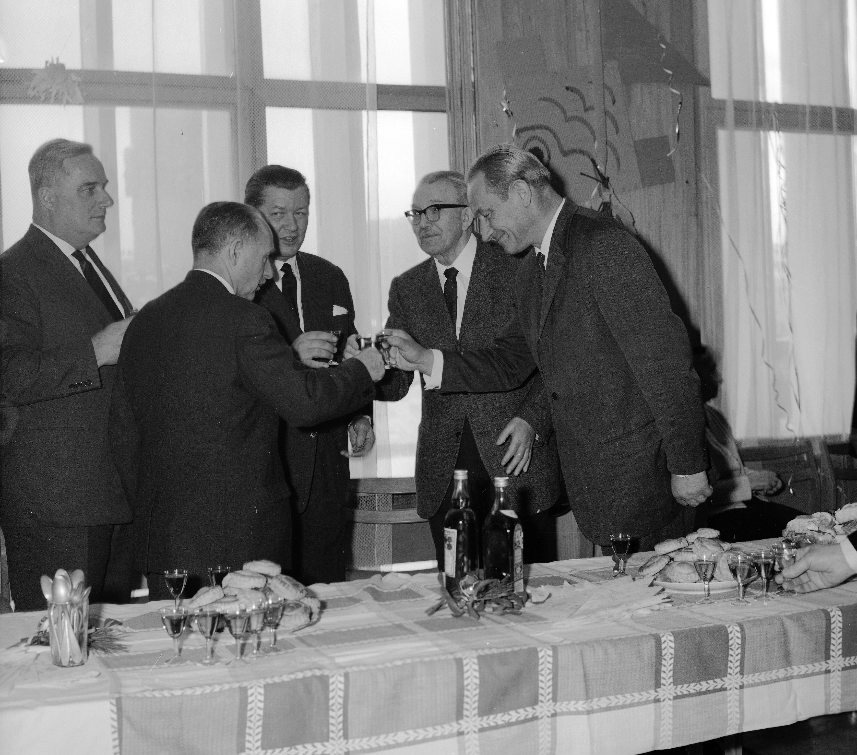  Od lewej: dyrektor Stanisław Balicki, marszałek Czesław Wycech, minister Lucjan Motyka, były prezes LSW St. Dybowski, prezes LSW Mieczysław Grad. Warszawa 1969r /NAC
