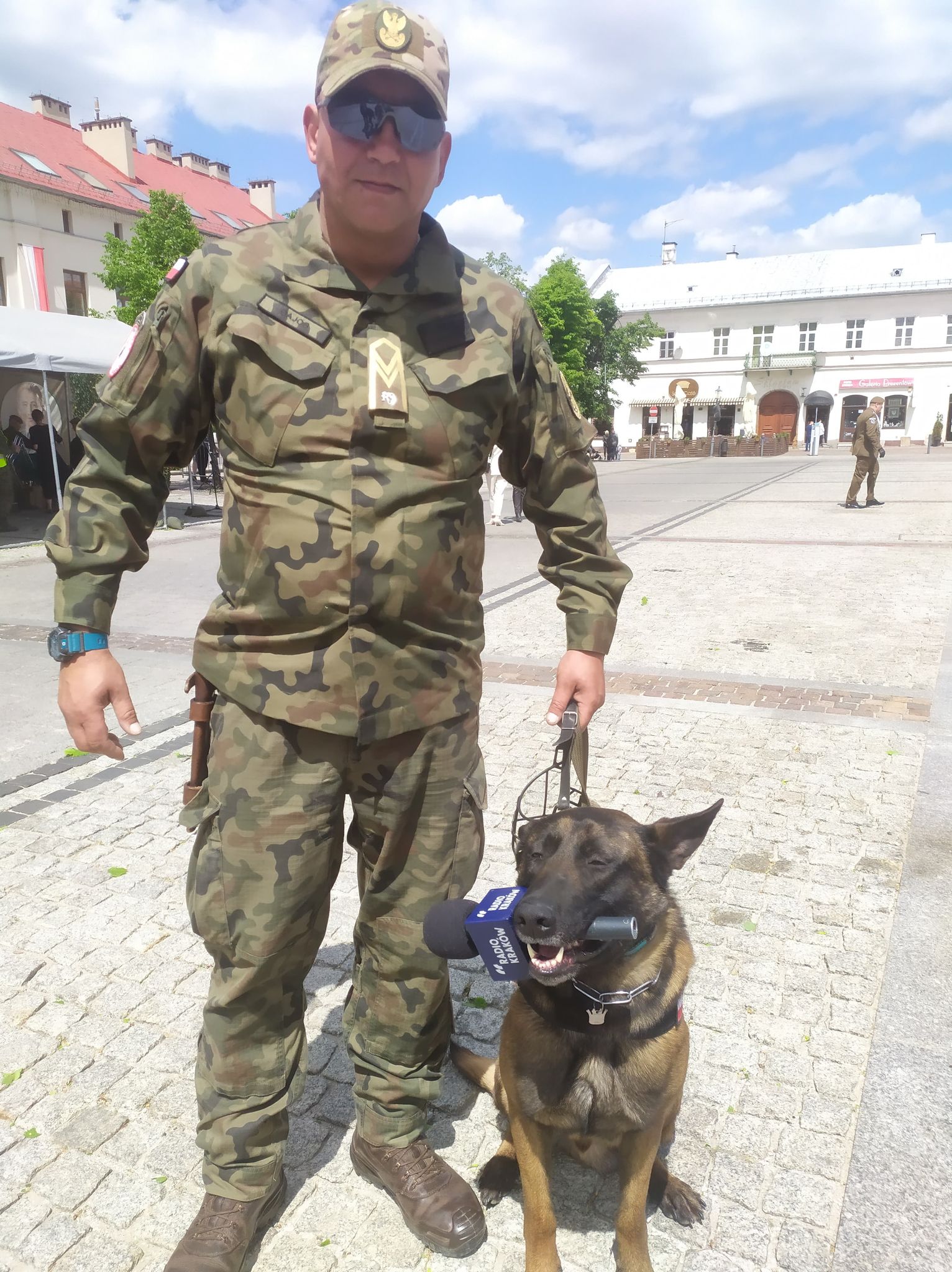 St. sierż. Adam Gajos z kawalerii ochotniczej 8. Pułku Ułanów w Krakowie  dowódca grupy operacyjnej K-9 i jego pies Soprano