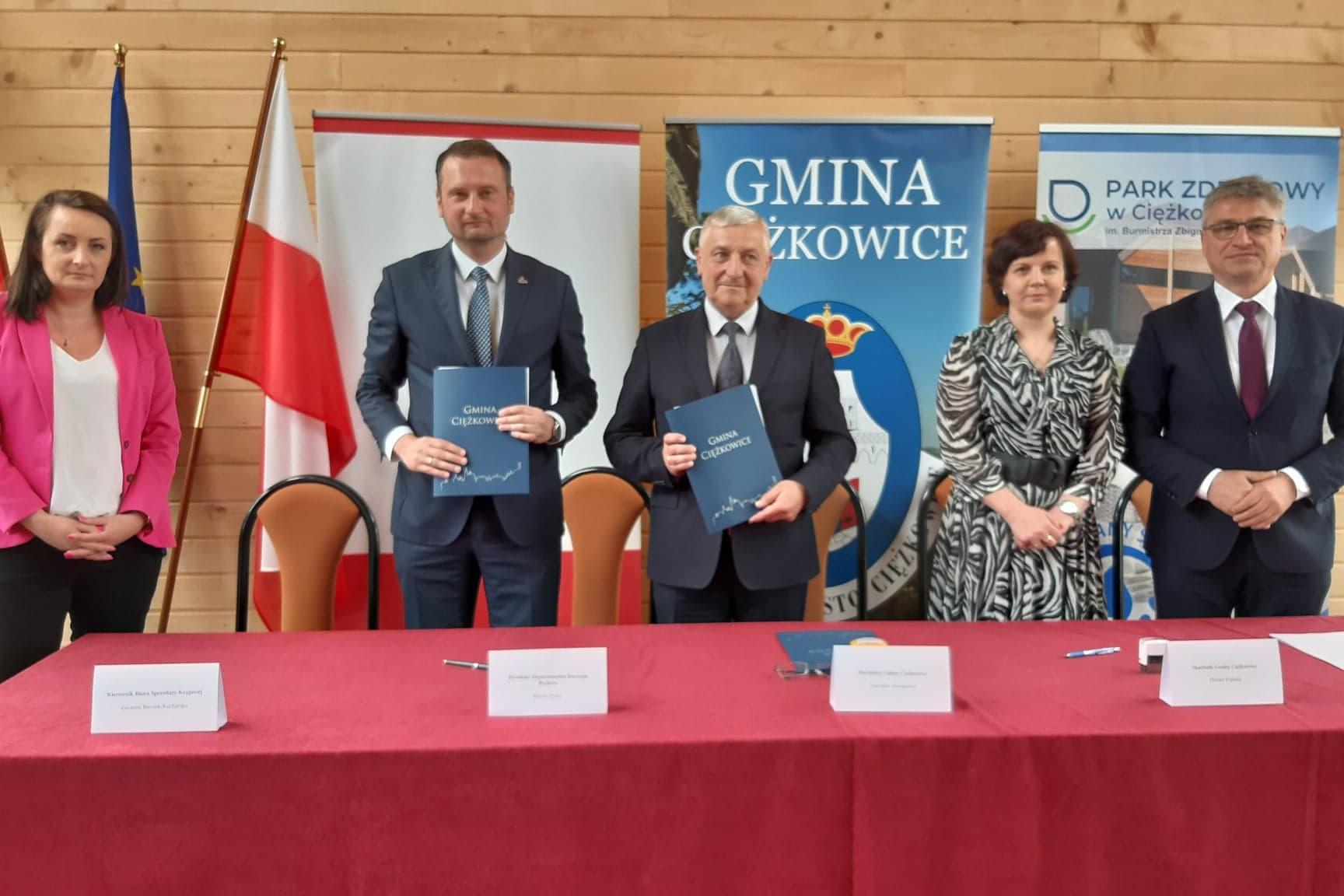 W podpisaniu umowy uczestniczył poseł PiS, Wiesław Krajewski