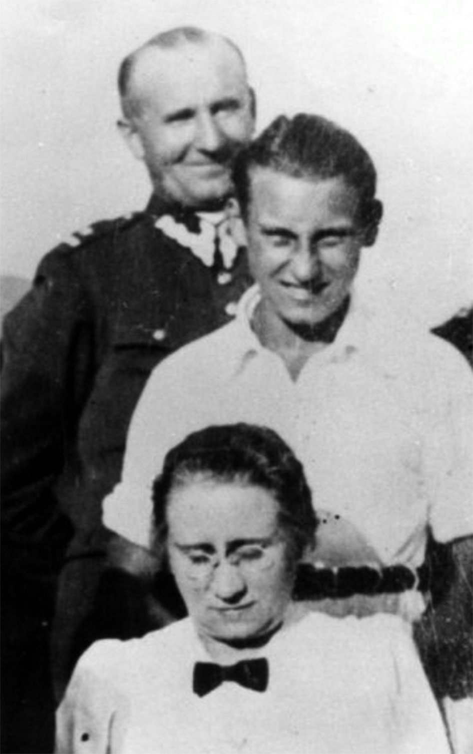 W.Adamus w mundurze majora, z żoną i synem. Fot. Zbiory Muzeum Katyńskiego