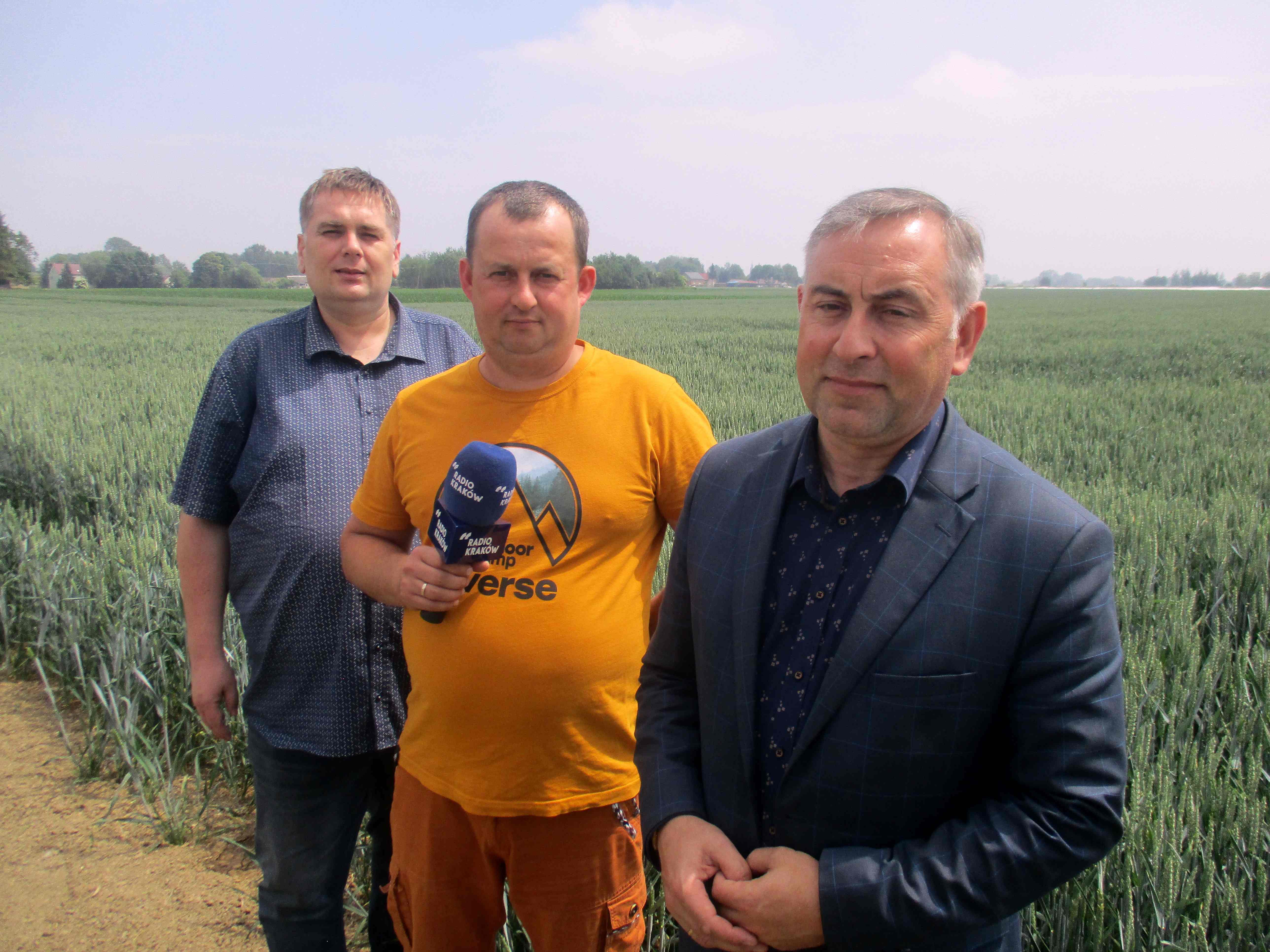Marcin Curyło w mikrofonem. Z prawej Robert Rybak, z lewej Wojciech Mruk