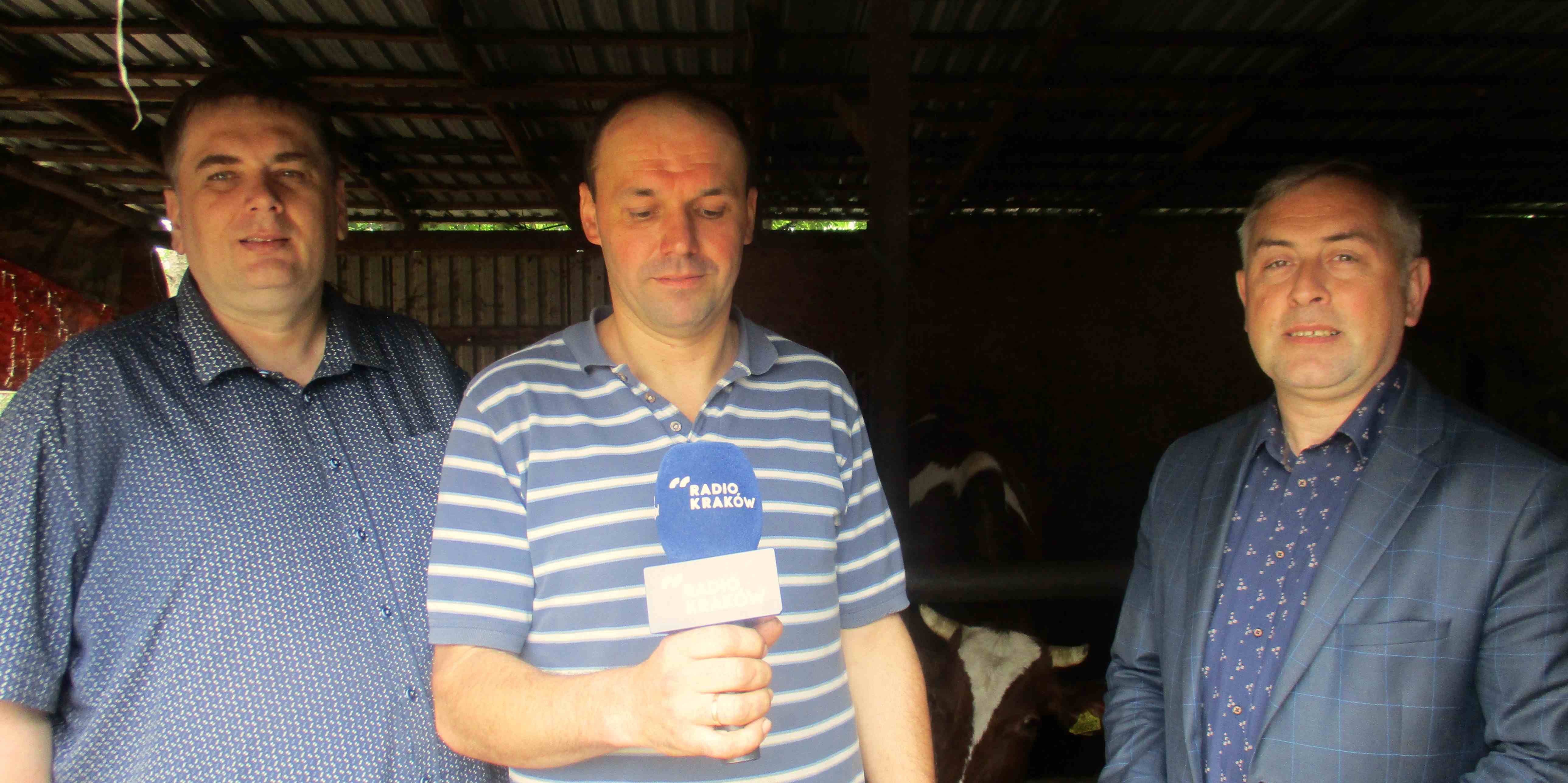 S.Kuta z mikrofonem, z prawej R.Rybak z lewej W.Mruk.