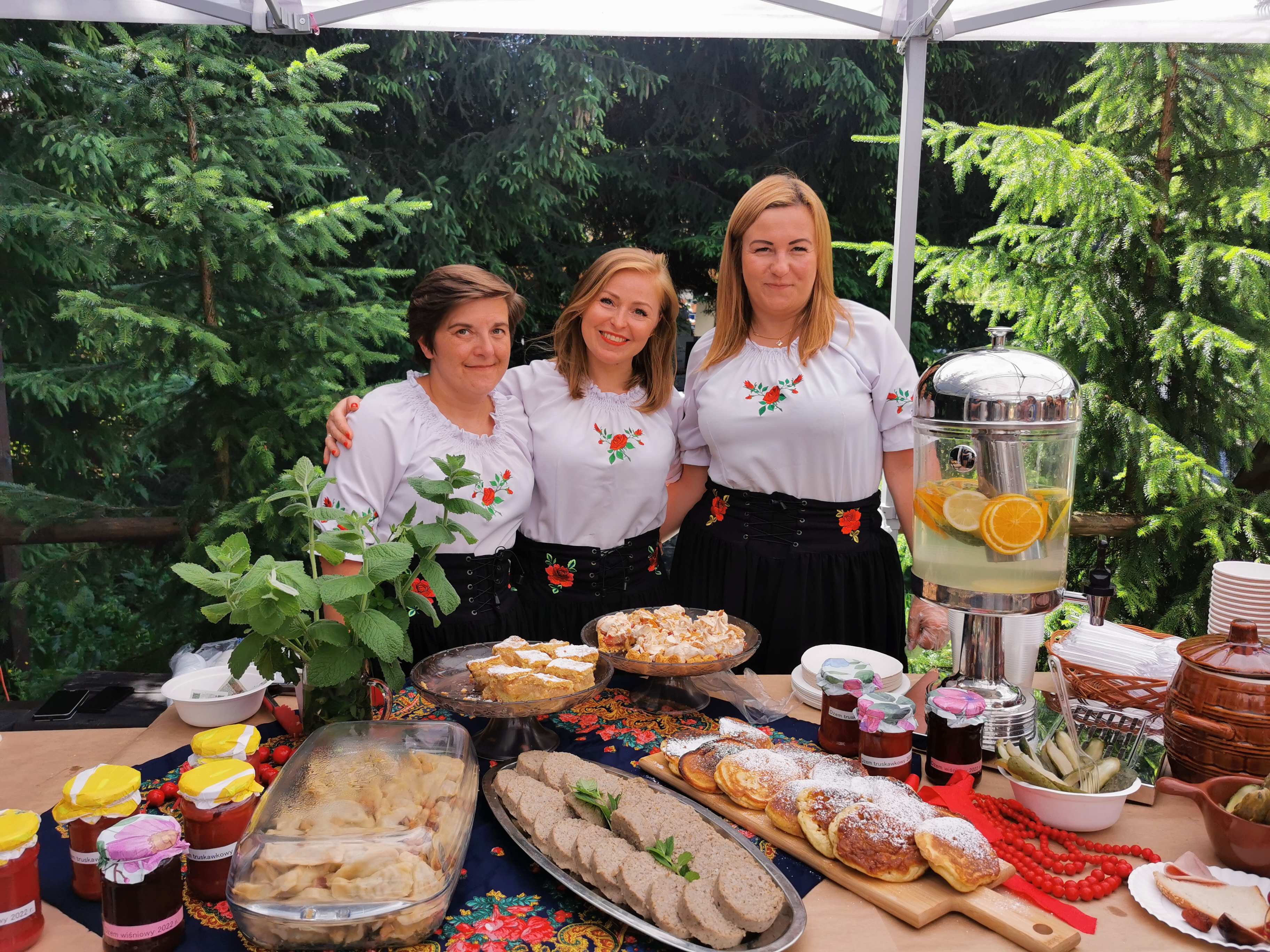 Koło Gospodyń Wiejskich Cianowice w składzie Barbara Gola, Anna Tomczyk i Eliza Janik