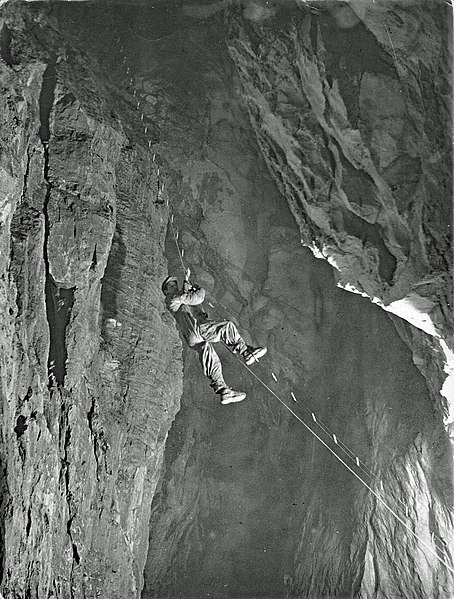Roman Bebak w tej jaskini w 1969 r. (fot. Bernard Uchmański/Wikipedia)