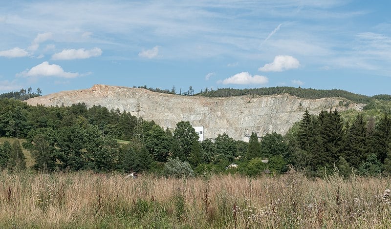 Kamieniołom gabra na zboczu Przykrzca w Dzikowcu koło Nowej Rudy (fot. Jacek Halicki/Wikipedia)